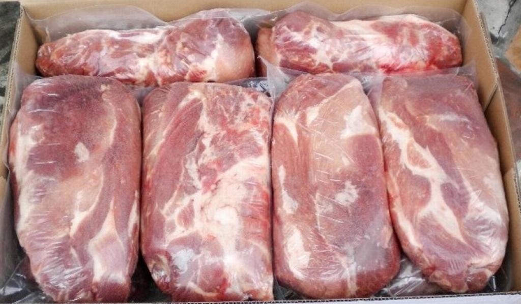 Купить свиное мясо. Замороженное мясо свинины. Свинина шея. Мясо в коробке.